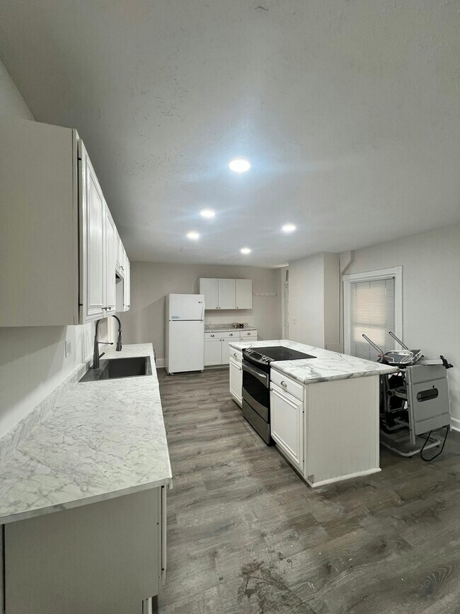 Building Photo - 372 Bridge St