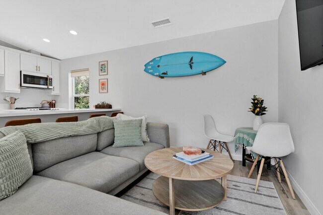 Building Photo - Fully Furnished 3 Bedroom 2 Bathroom Home ...