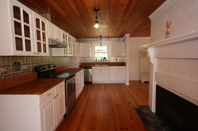Foto del edificio - Beautiful 3 Bedroom Auburn Waterfront Home!
