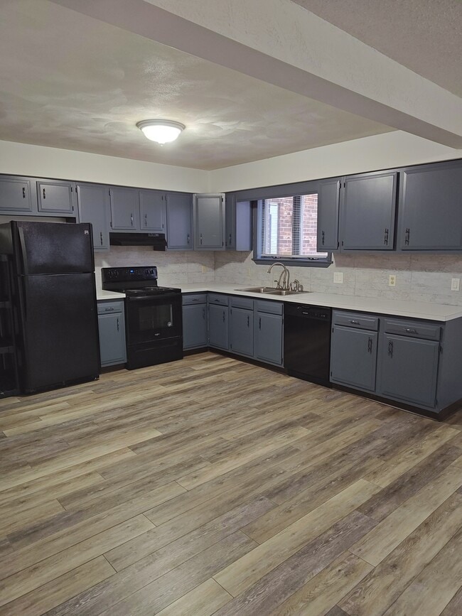 Building Photo - 621 N Rogers Ave