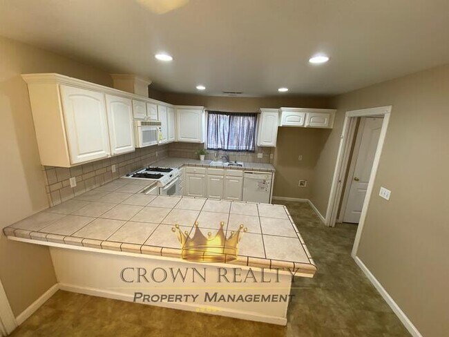Building Photo - 1831 Durango, Tulare - 4/2 with patio and ...