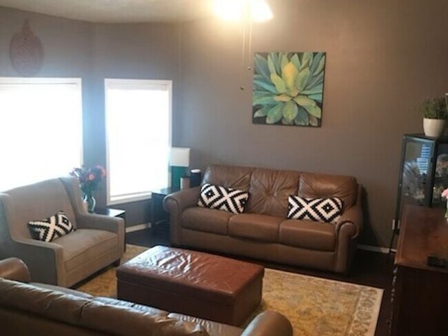Building Photo - 4 bed, 3 bath well appointed home with top...