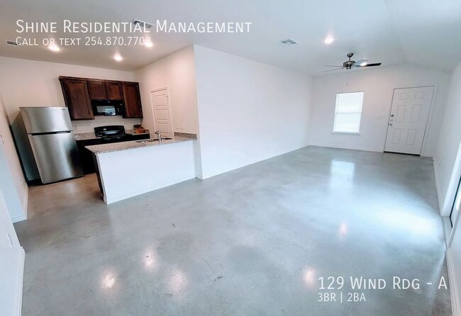 Foto del edificio - 129 Wind Ridge Dr