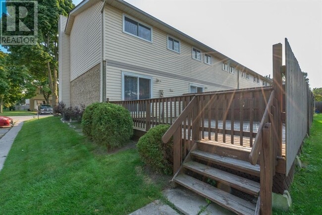 Photo du bâtiment - 200 St Clair Blvd