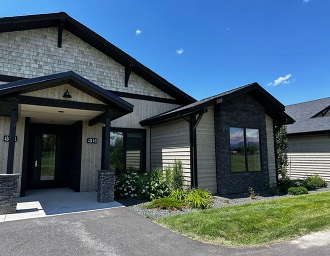 Building Photo - Black Bull Trail One Bedroom One Bathroom Space Available!