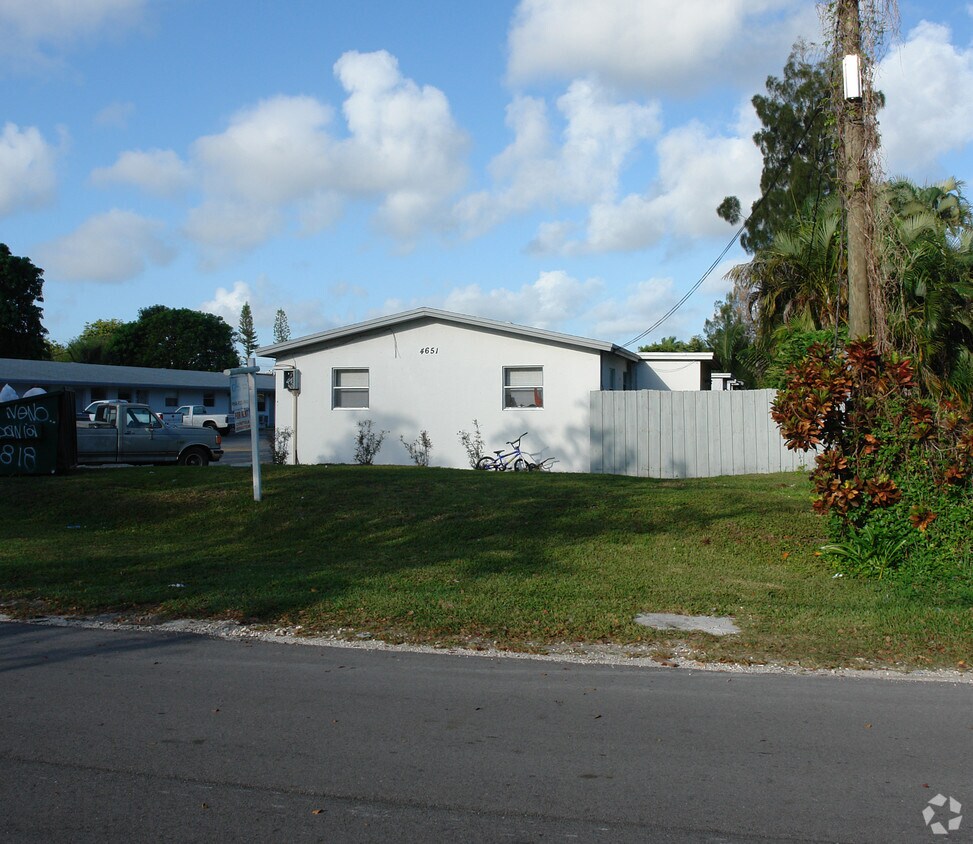 Foto del edificio - 4651-4701 SW 32nd Ave