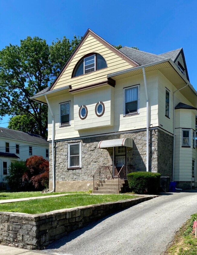 Foto principal - 214 W Garfield Ave
