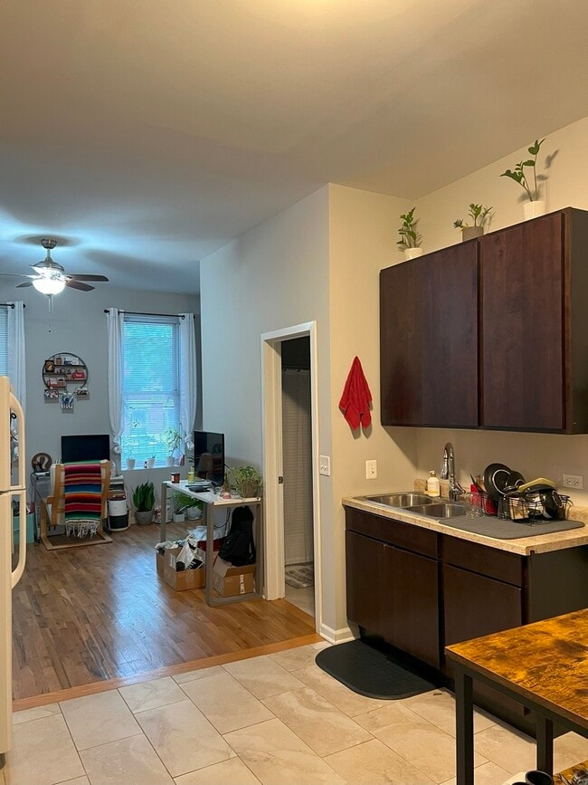 Foto del edificio - 1532 W 18th Pl