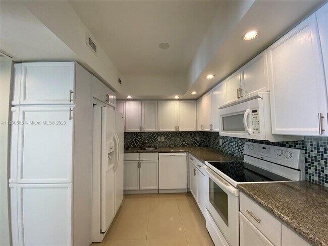 Building Photo - 5600 Collins Ave