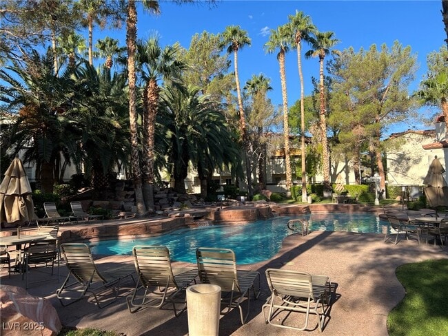 Foto del edificio - 2975 Bluegrass Ln