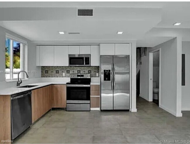 Building Photo - 3 br, 2.5 bath House - 315 NW 34th Ave # 315