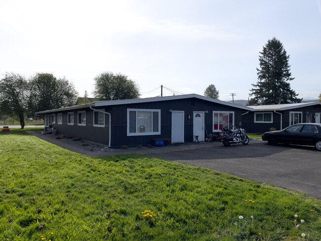 Front - 1492 Main St