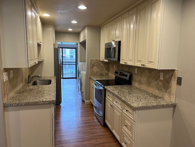 Foto del edificio - Rinconada Hills-2 bedroom, 2 story Townhom...
