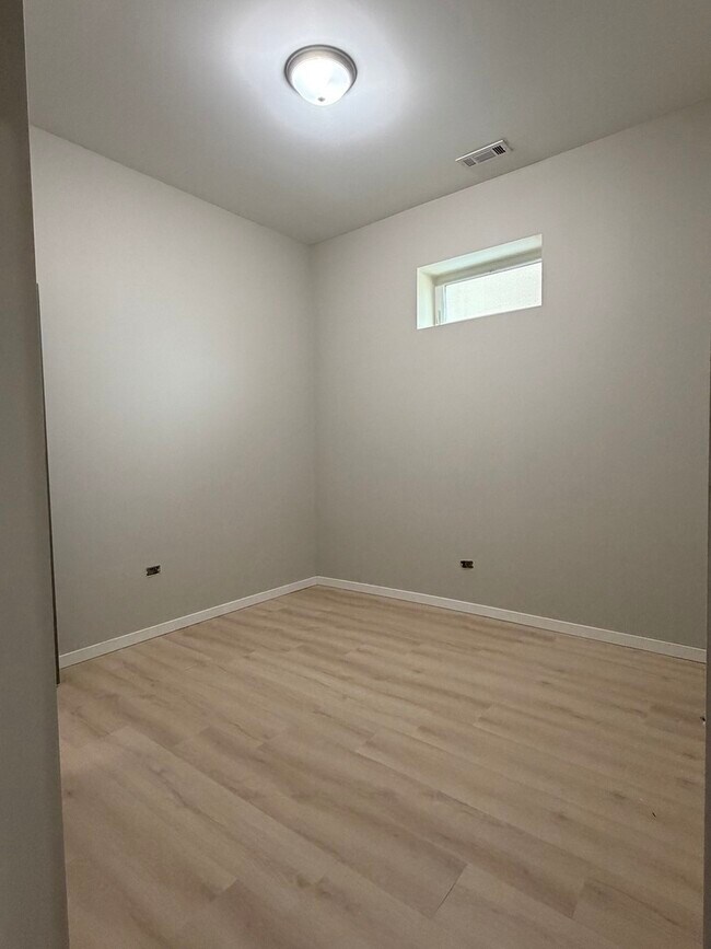 Foto del edificio - 24 N Pulaski Rd