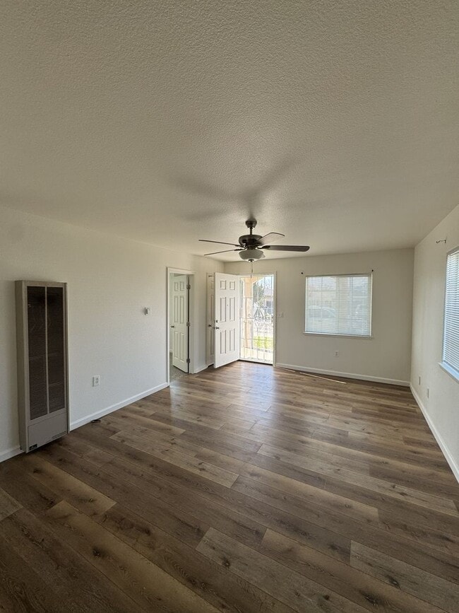 Building Photo - UPDATED 3 BEDROOM HOUSE WITH LARGE BACKYARD!