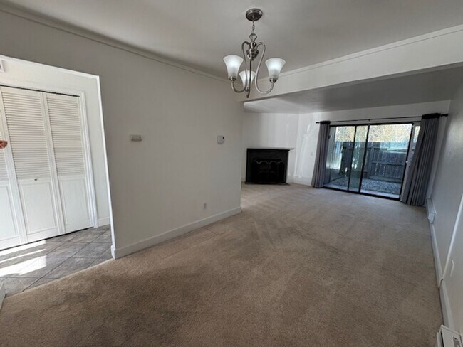 Foto del edificio - Beautiful 2-bedroom, 1.5-bath Townhome in the heart of Rohnert Park