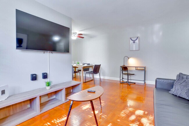 Building Photo - 1420 W Abingdon Dr