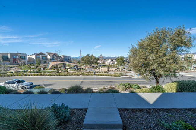 Foto del edificio - Modern 3-Bedroom Home with Solar and Views in the Five Points Community of Valencia!