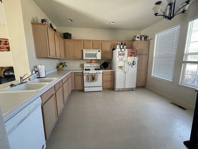 Building Photo - Adorable single story 3 bedroom, 2 bath ho...
