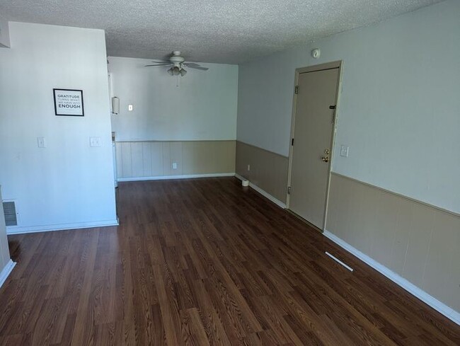 Building Photo - St. Charles Condo, Large Living Room, Priv...