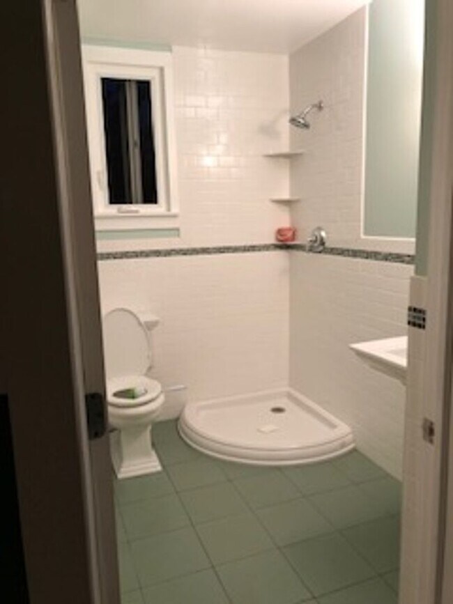 Foto del edificio - Waterfront Three Bedroom Two and a Half Bath