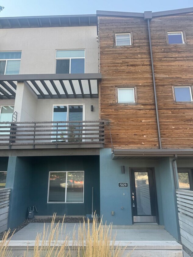 Primary Photo - Incredible Herriman Townhome for rent!