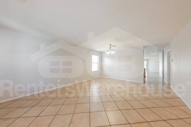 Building Photo - 4 Bedroom Phoenix Home