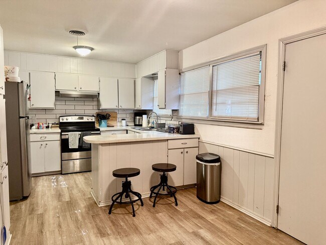 Foto del edificio - Updates Coming! Adorable 3 Bedroom Home Ne...