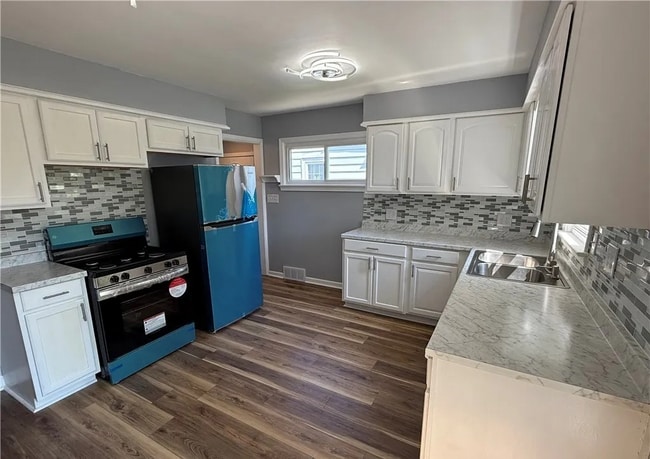 Kitchen - 99 Matta Ave