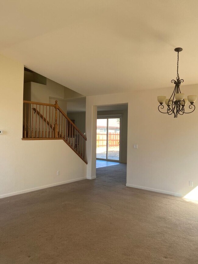 Foto del edificio - Lincoln 4 bedroom on quiet court.