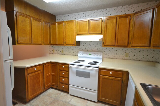 Building Photo - 100 Meadow Park Ln