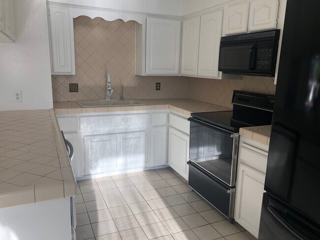 Kitchen - 460 N Los Alamos