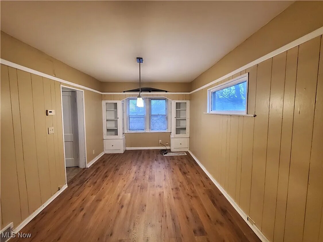 Foto del edificio - Spacious 3-Bedroom Cleveland Home with Classic Character & Large Living Areas