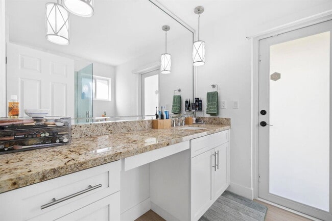 Photo - 811 Capri St House