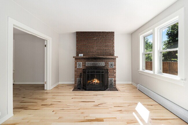Foto del edificio - "Charming 3-Bed Oasis with Gleaming Hardwood Floors in the Heart of Boulder!"