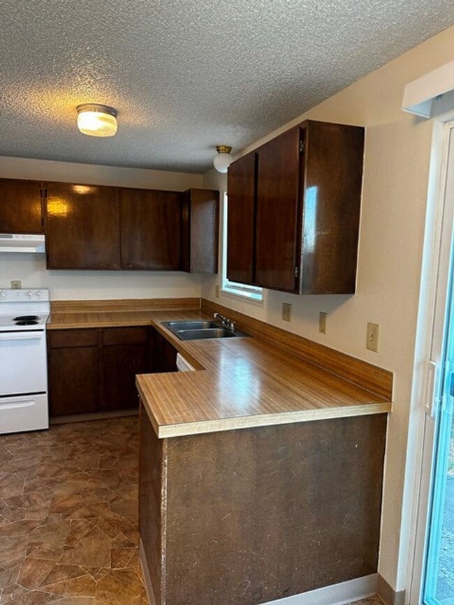 Building Photo - Middle unit in 8-plex complex