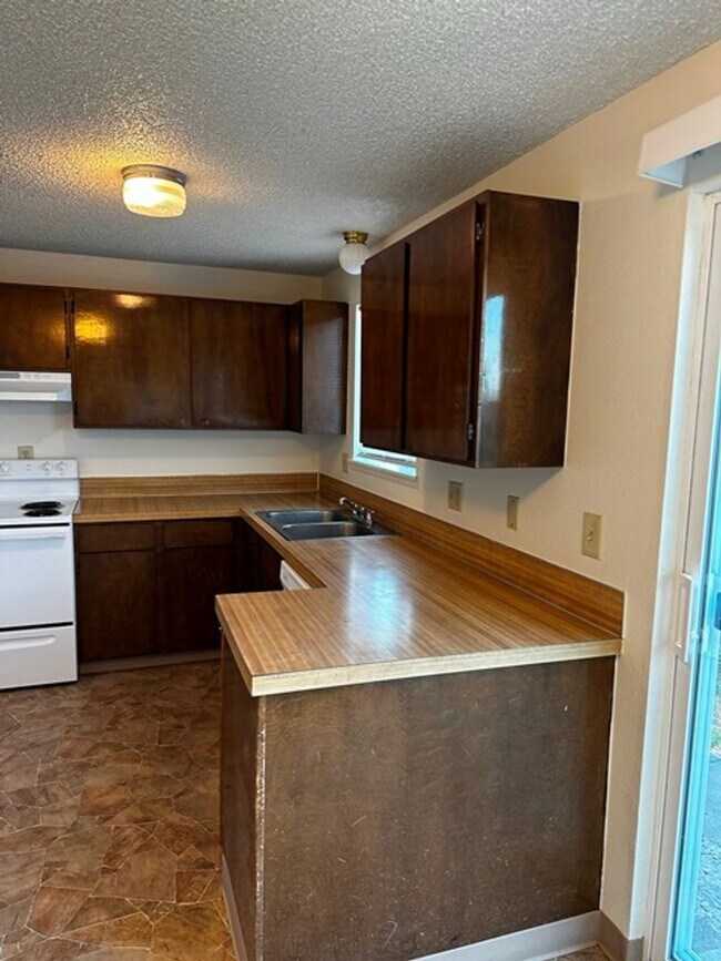 Foto del edificio - Middle unit in 8-plex complex