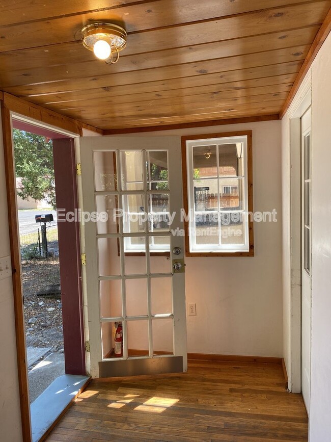 Building Photo - 908 9th St