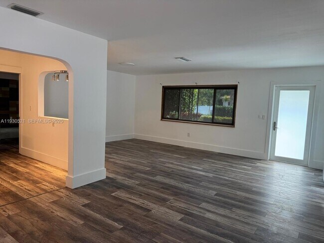 Foto del edificio - 985 NE 115th St