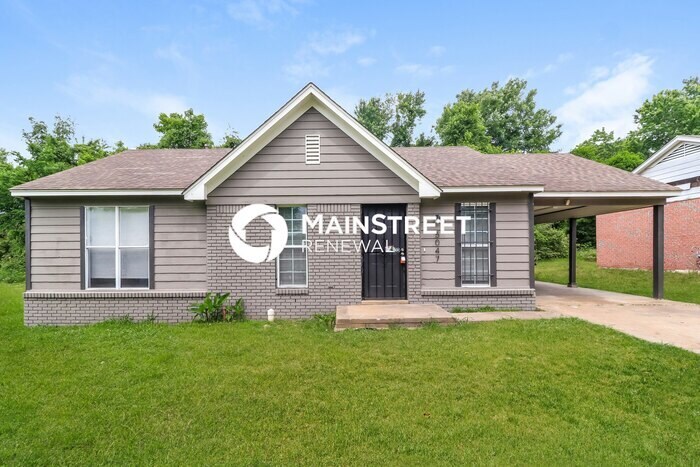 Foto principal - 3 Bedroom Pet-Friendly Home in Memphis, TN...