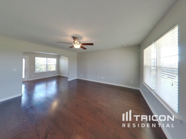 Foto del edificio - 323 Stratford Park Blvd