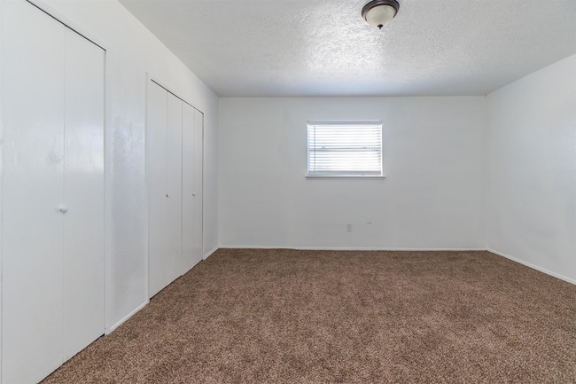 Building Photo - 1705 Beaumont Dr