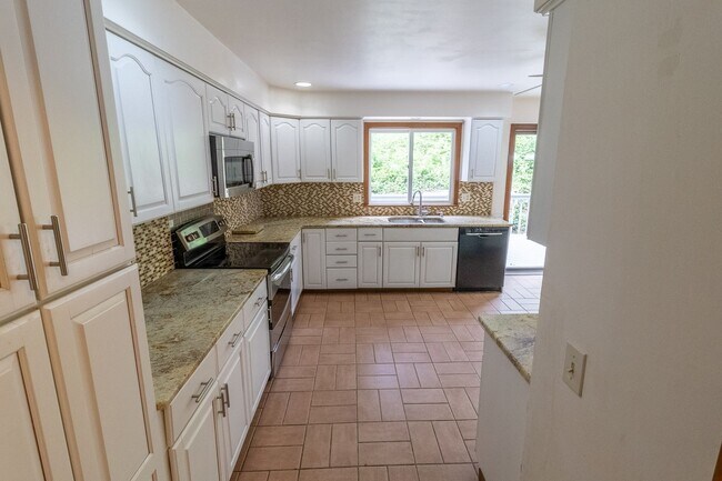Building Photo - Beautiful Contemporary 3 Bedroom Home