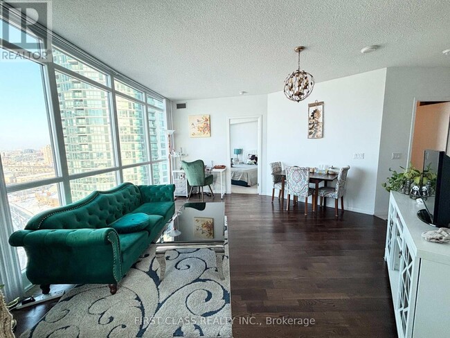 Building Photo - 215 Fort York Blvd