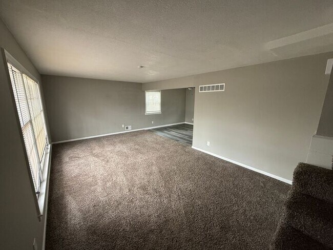 Foto del edificio - 3BR/2.5BA Duplex w/ 1-Car Garage + Fenced Yard