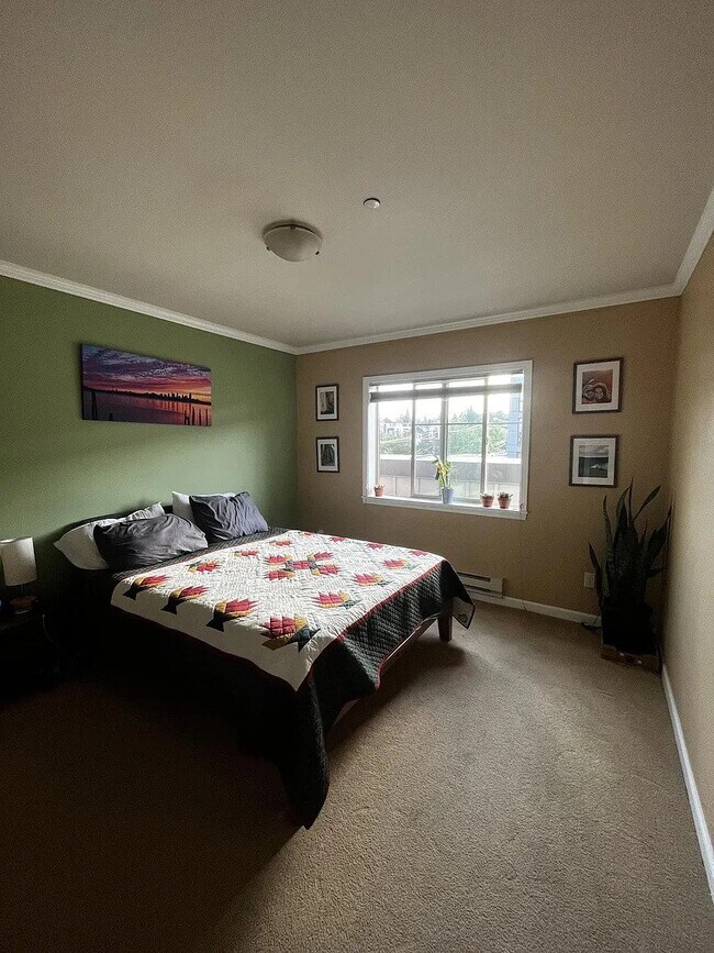 Primary Suite - 1125 E Olive St