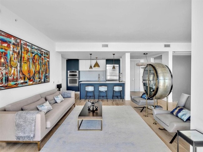 Building Photo - 1300 Brickell Bay Dr