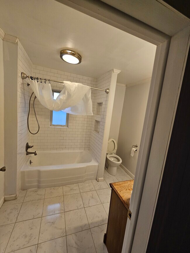 Baño de la planta baja - 2808 Broad St