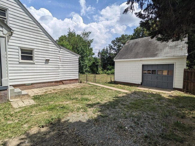 Foto del edificio - 5217 Pine Crest Ave
