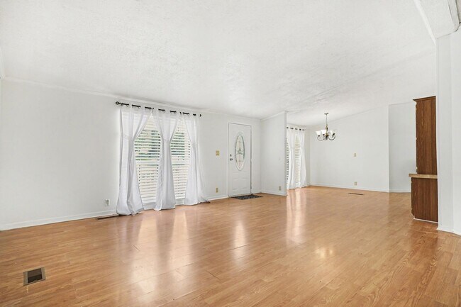 Foto del edificio - 3BR Home in Raleigh with Large Yard - GREAT PRICE!